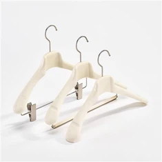 Толстые белые пластиковые вешалки